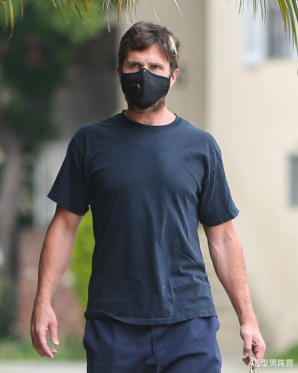 [克里斯蒂安·贝尔]笑哭！46岁克里斯蒂安·贝尔最后的顽固，胡子从口罩“喷”出来了
