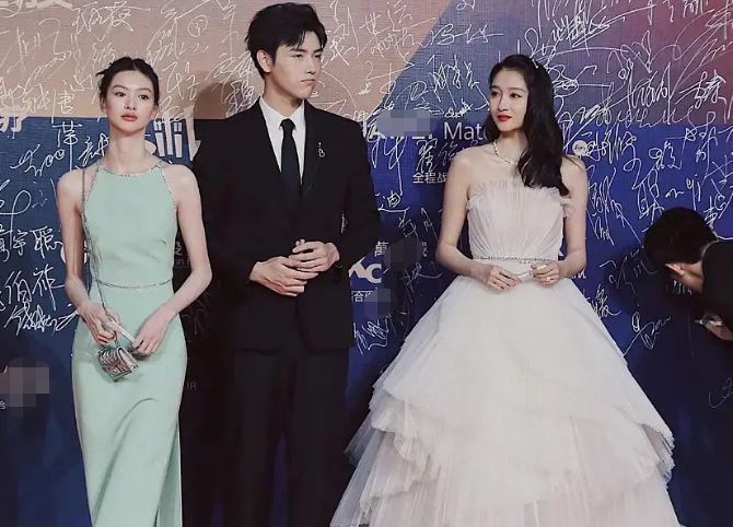 关晓彤|关晓彤红毯造型又输了？生图肩膀有些厚，被嘲“土”