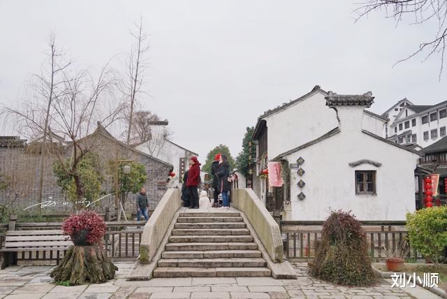 「无锡」无锡这个古镇很“特别”，官方默许游客逃票，还告诉你逃票时间表