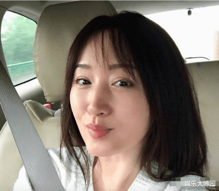 杨钰莹|49岁的杨钰莹为何嫁不出去？看到她的这些照片后，网友：这谁敢娶啊？