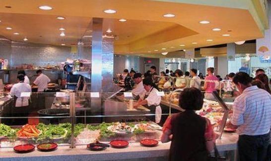 [纽约]自助餐厅里，大妈吃自助餐的方式遭老板的谩骂，食客直言：该骂