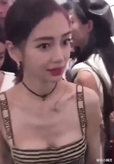 :baby现身机场被拍,看清她\身后\女子的五官,我怕是眼花了吧?