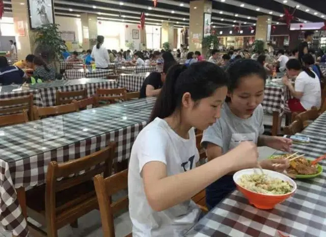 「」为什么学校宁可把饭菜倒掉，也不愿给学生多打？食堂阿姨说出真相