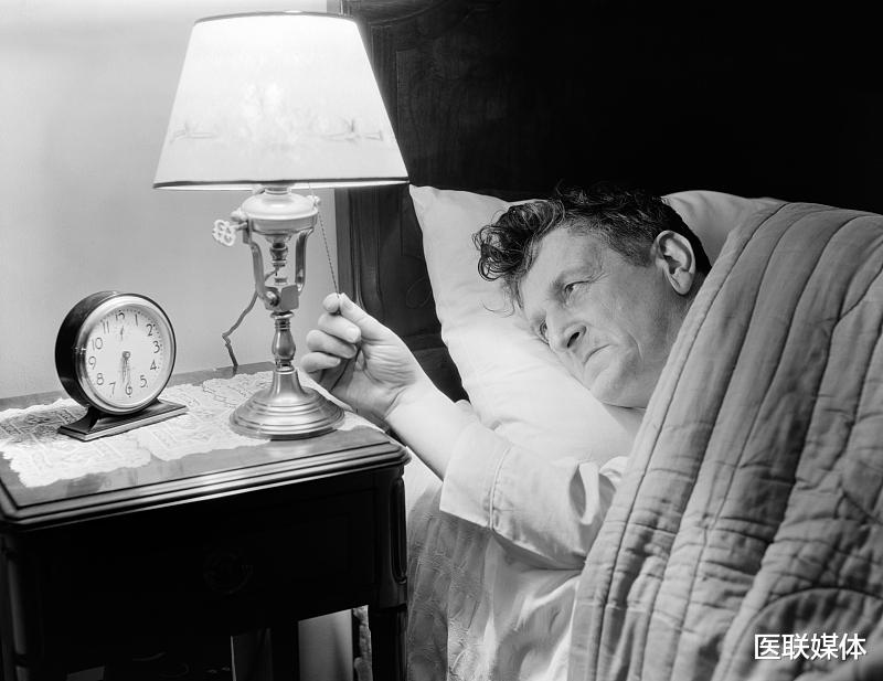 【睡眠】肝是否健康,睡眠或可看出,睡觉若有这3种情况,麻烦重视