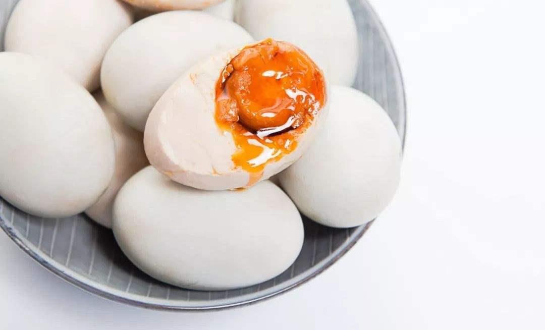 咸鸭蛋▲经常吃腌制的咸鸭蛋，对身体是好是坏？哪些人要少吃？提前了解下