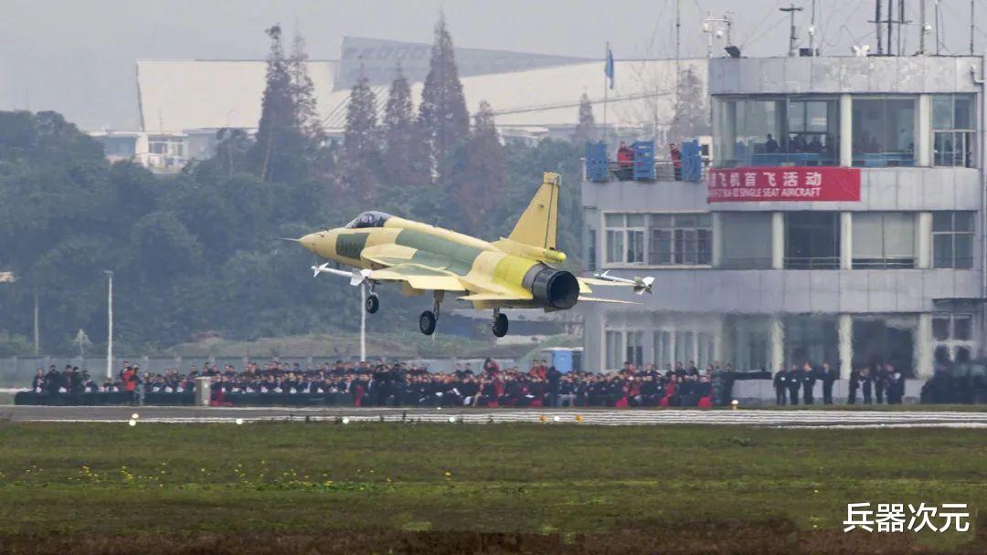「枭龙战机」枭龙战机迎来第四个客户，空军司令亲自试驾，返航后当场下订单