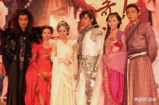 杨幂：《仙剑3》珍贵旧照！杨幂方脸浓妆认不出，唐嫣皮肤黝黑发际线高