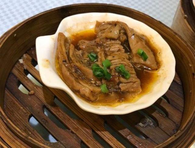 「茶点」当东北人来到广东喝早茶时，一家人点了5份茶点，端上桌后愣住了