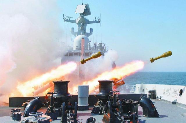 「火箭」火箭深弹反潜不行了，为何我军舰艇依然装备？原来醉翁之意不在酒