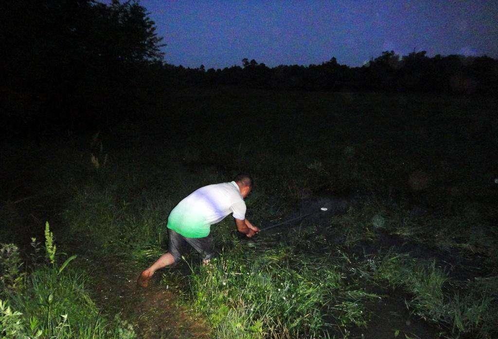 |老话讲“一人不进庙”，午夜钓鱼突遇电闪雷鸣，我躲进破庙避雨