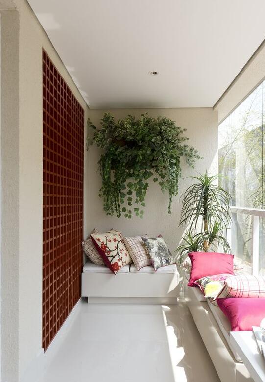 |你家阳台只用来晾衣服？邻居在阳台外侧打排矮柜，这做法太值得学