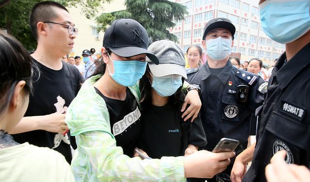 张子枫|19岁国民妹妹疑高考玩特权，学霸人设狂翻车，还抹黑其他小花？