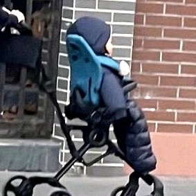 偶遇奚夢瑤帶兒子散步，一歲何廣燊皮膚白皙身材壯實，嬰兒車快要容納不下他-圖5
