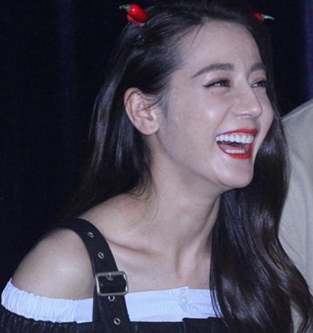 当女明星开怀大笑时:杨颖嘴变大,赵丽颖可爱,最后一位很治愈