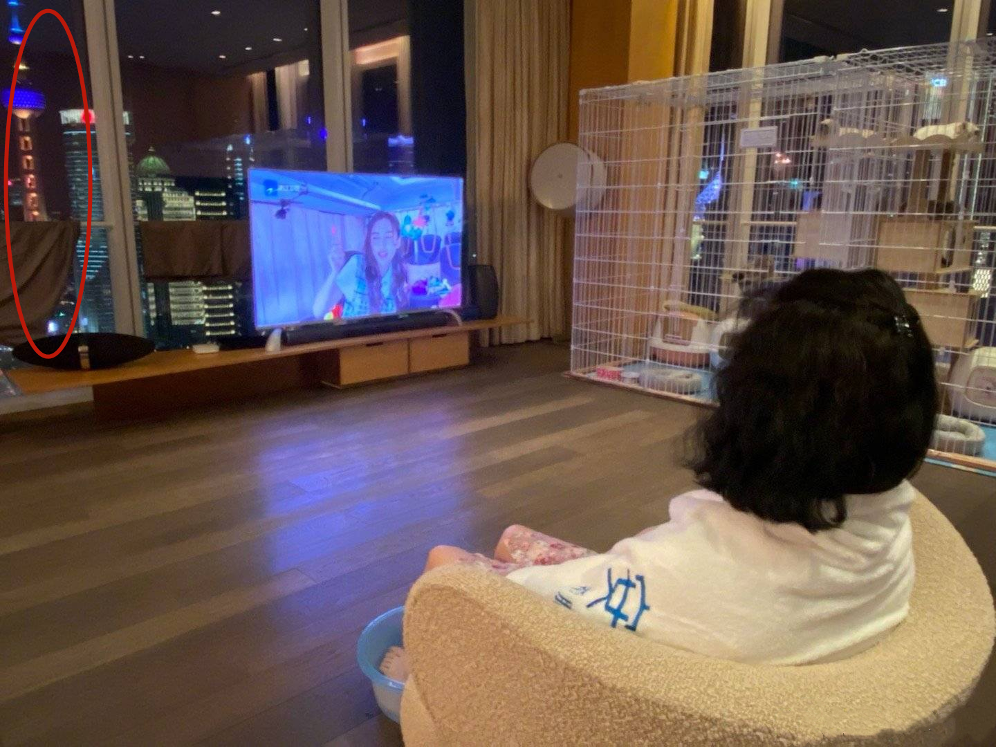 Angelababy|Baby带儿子去酒店游泳，因没化妆不想合影，真实素颜仍被曝光