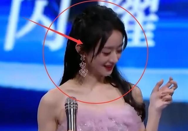 赵丽颖|赵丽颖即兴表演秀演技，谁留意到章子怡的表情？太真实了
