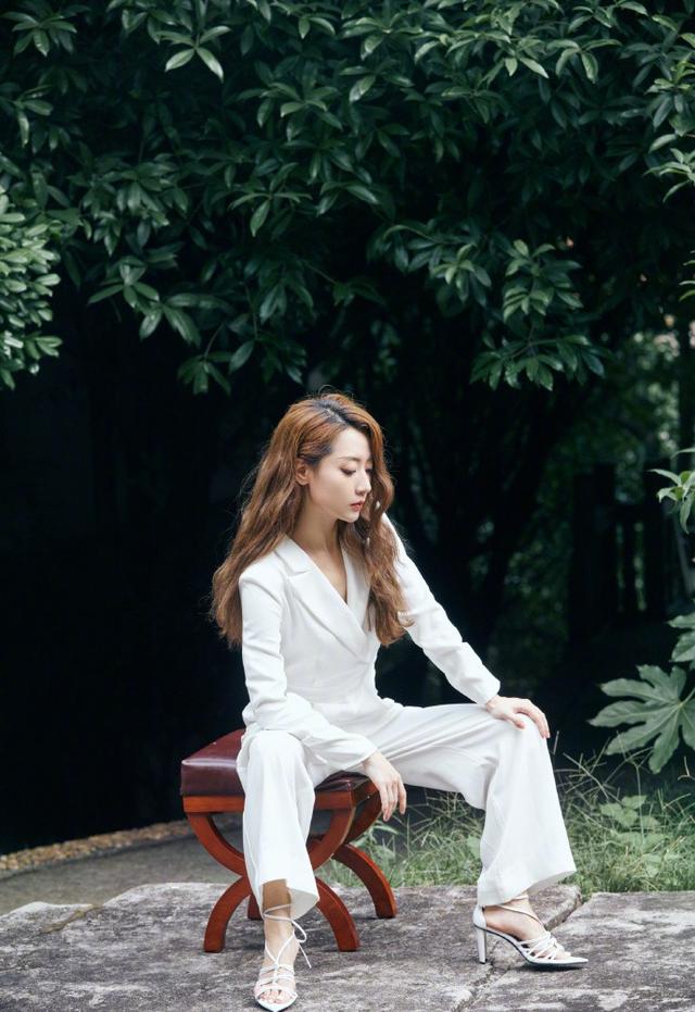 西装|34岁白冰终于发力了！穿一身白色连体西装干练大气，长卷发温柔高级