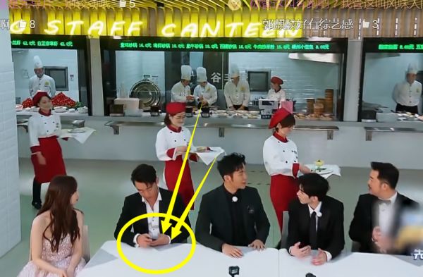 #奔跑吧兄弟#跑男“最大牌”艺人,不顾镜头公然玩手机,导演看了却不敢吭声