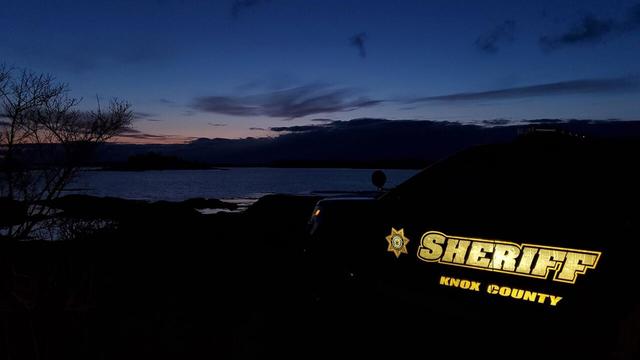 【】美国男子报警求助：有群人为了让我隔离，把一棵大树堵在我家门口