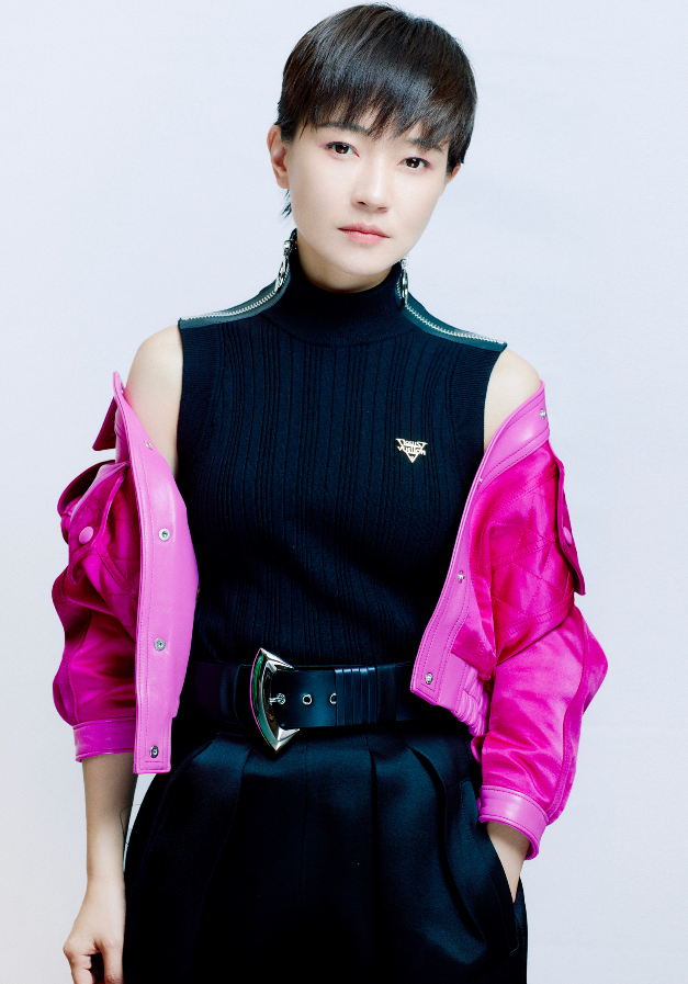 皮衣@被焦俊艳帅到了，穿超短皮裤白皙又细腻，搭红皮衣好时髦