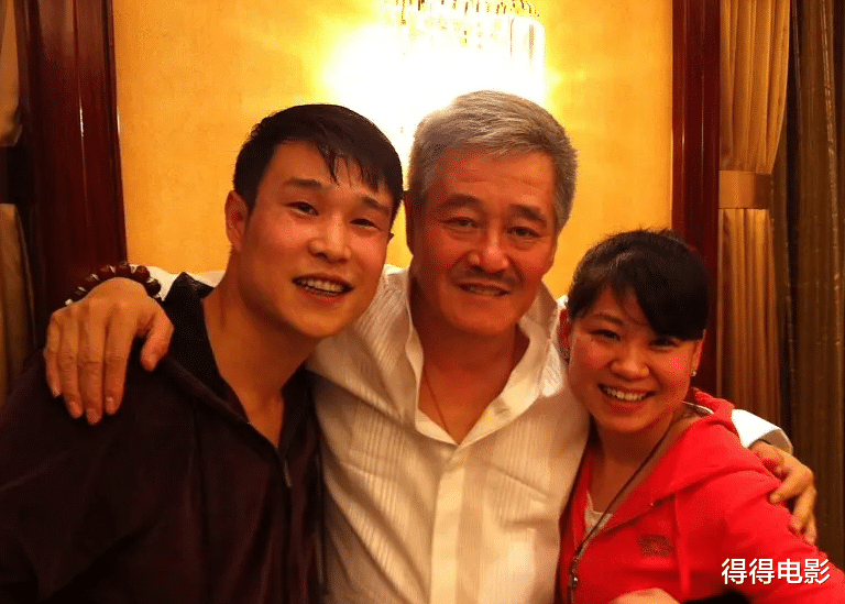 张伟平|张伟平戳赵本山的头，孙红雷激动骨折，《三枪》背后没那么简单