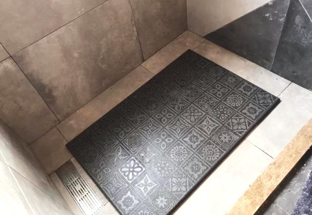 []头一次见有人淋浴房装这种地面，下水快又防滑，后悔入住才察觉