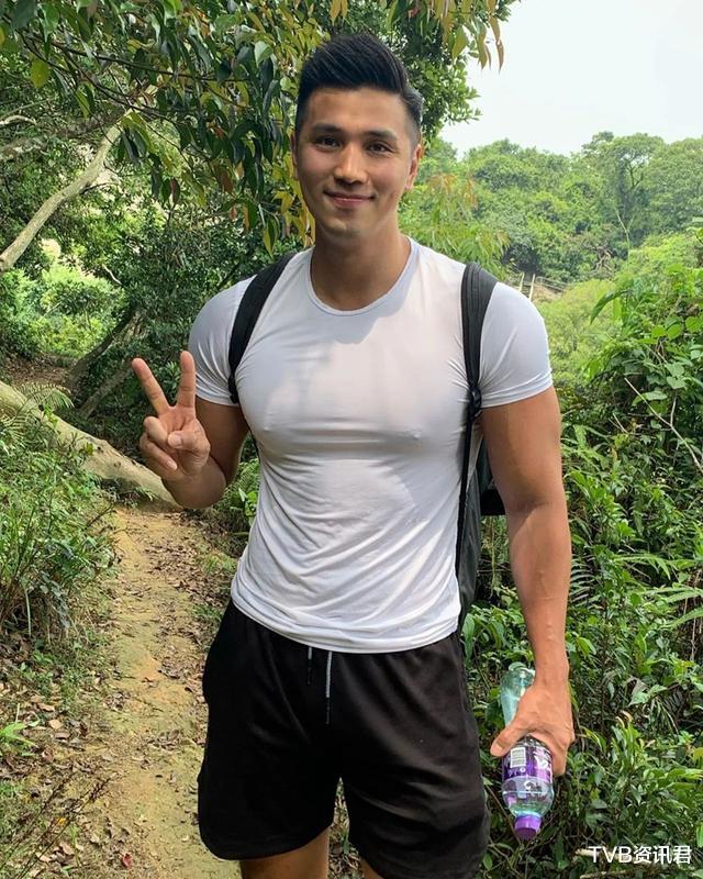 TVB@好夸张!前TVB小生大晒47吋“球状”胸肌遭网民嘲笑:该穿内衣了