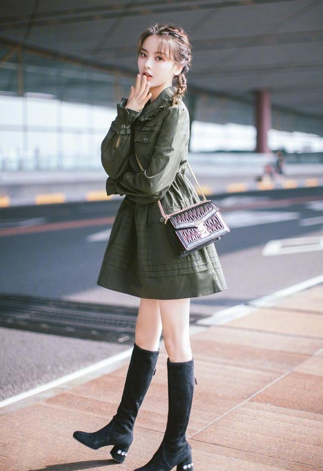 杨超越■杨超越凭借双马尾美上热搜，穿白色露肩泡泡袖甜美可爱，太绝了