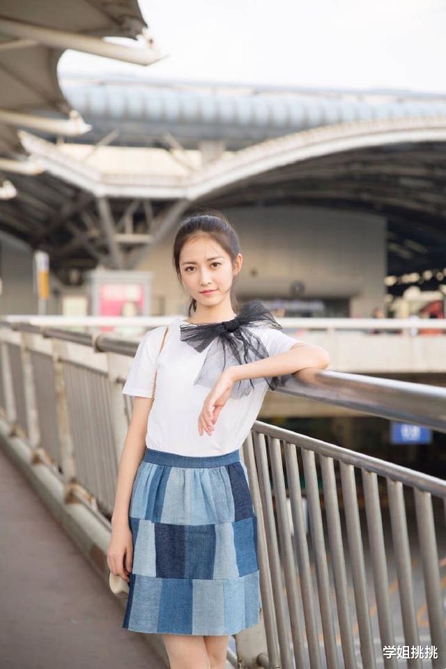 「陈钰琪」陈钰琪长了一张学妹脸，初恋脸已经过时，扎马尾太清纯了
