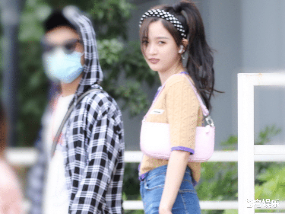 吴宣仪|吴宣仪录综艺被抓拍，扎高马尾成元气少女，我的眼睛离不开她的腿