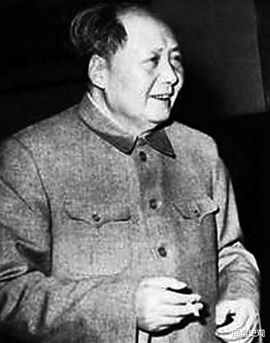 |来了朋友想递烟，却发现只有一支了，毛主席很自然的做了一个动作