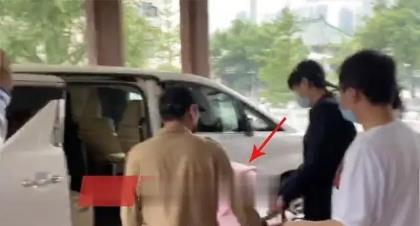 「张若昀」唐艺昕生了！张若昀医院接其回家是粉色小推车，你们把性别猜错了