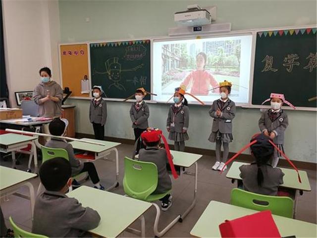 『深圳市』热搜 | 杭州小学生头戴“一米帽”上学，网友：一定是《清平乐》给了老师灵感