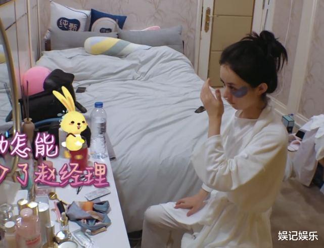 明星素颜|赵丽颖清晨保养颇严谨,素颜模样很减龄,桌上护肤品接地气