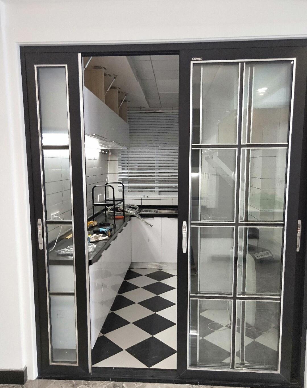 |新房装修完工刚入住，极简主义贯彻到底，地面灰色瓷砖超好打扫