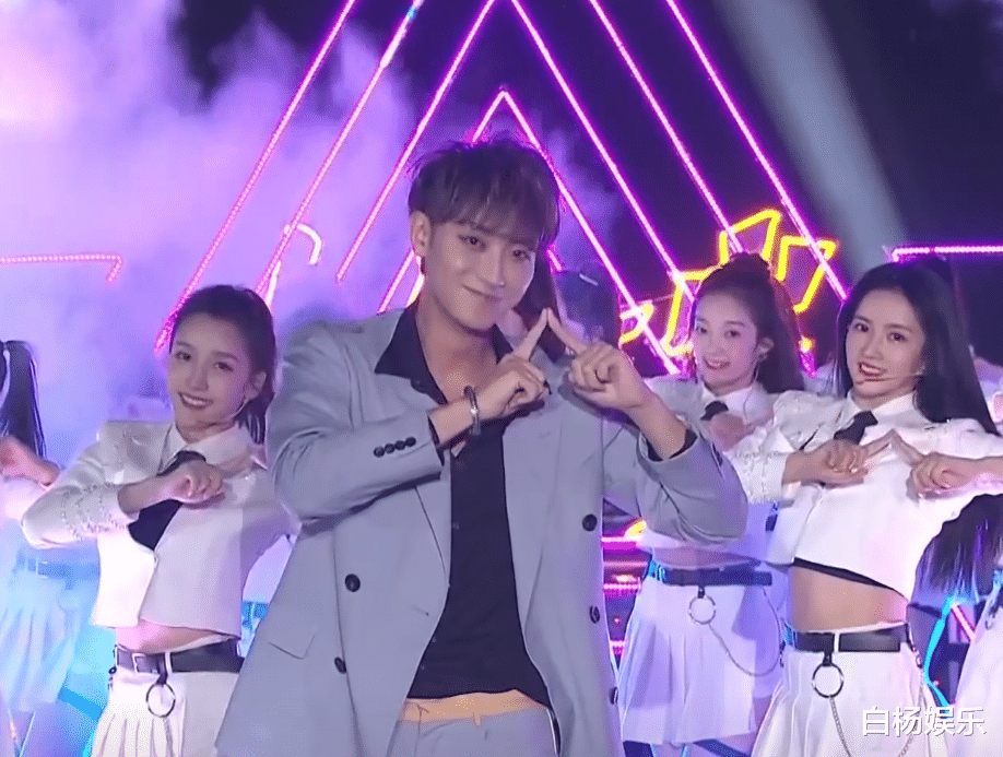 黄子韬@黄子韬携《创造营》学员上湖南卫视，谁留意C位站谁？实至名归了