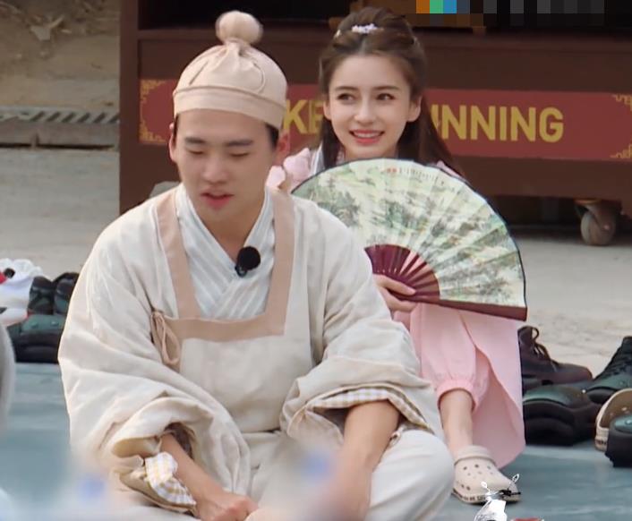 「奔跑吧兄弟」baby的“三寸金莲”被疯传！穿拖鞋录制跑男，看清脚有多大后：打扰了