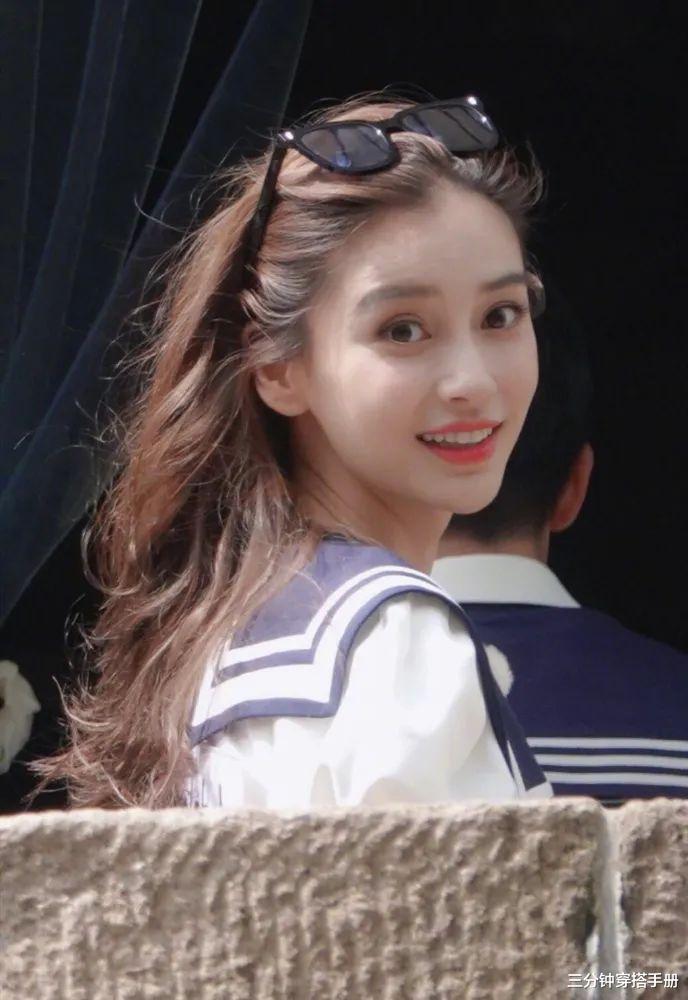 卷发|杨颖是“迪士尼公主”吧？金色长卷发配水手服，回眸一笑百媚生