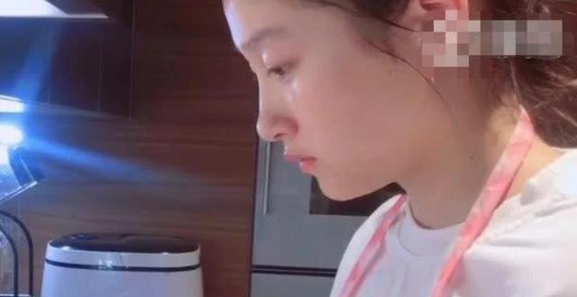 「关晓彤」关晓彤做饭被油溅，第一时间叫妈妈，鹿晗表示很伤心