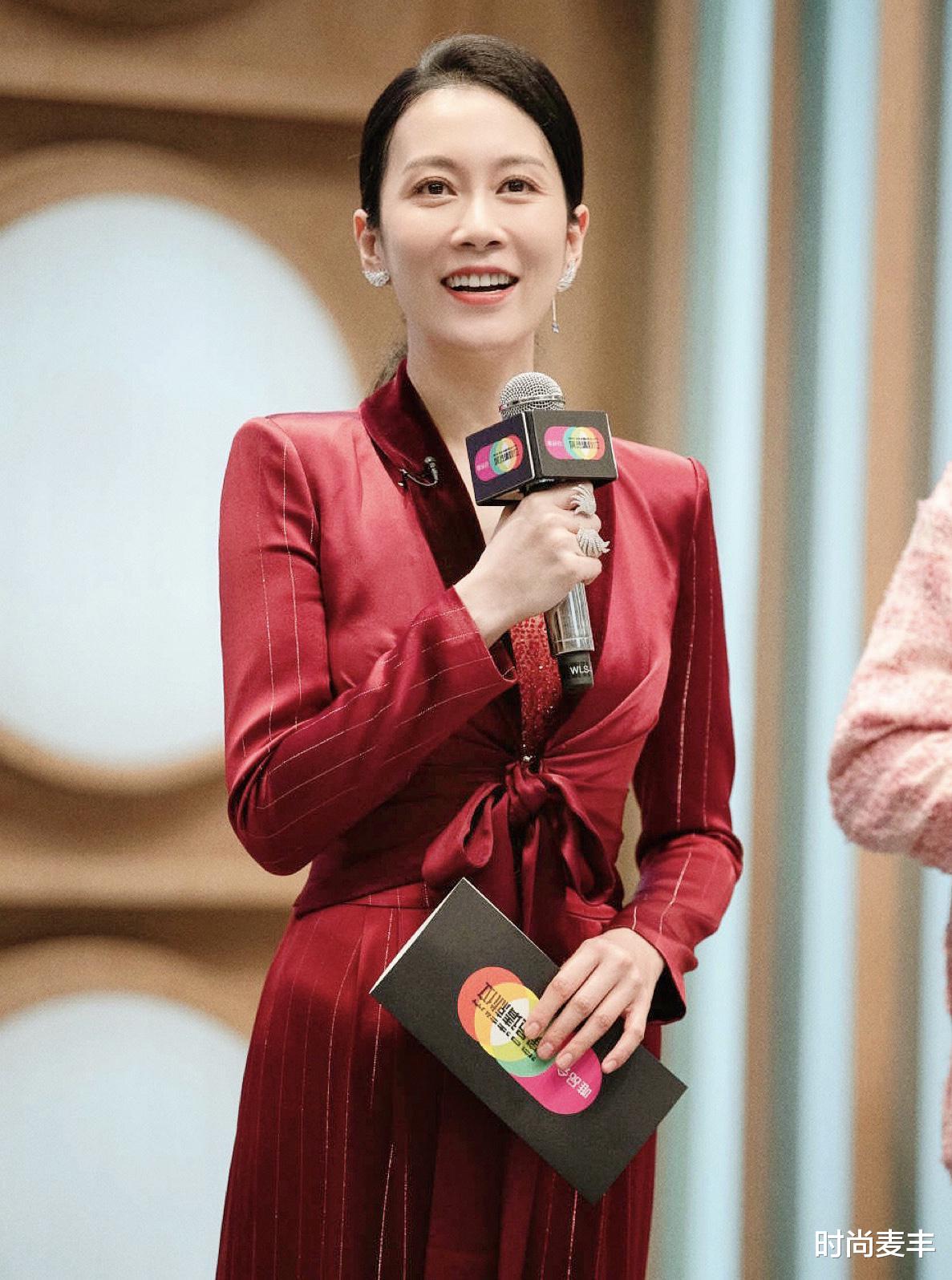 女孩|曾和姚芊羽双美搭档，今现身《演员请就位》，西装套装成熟霸气