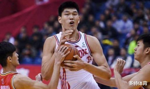 #青岛男篮#广东宏远弃将大爆发！硬刚周琦不落下风，错过小姚明朱芳雨后悔吗