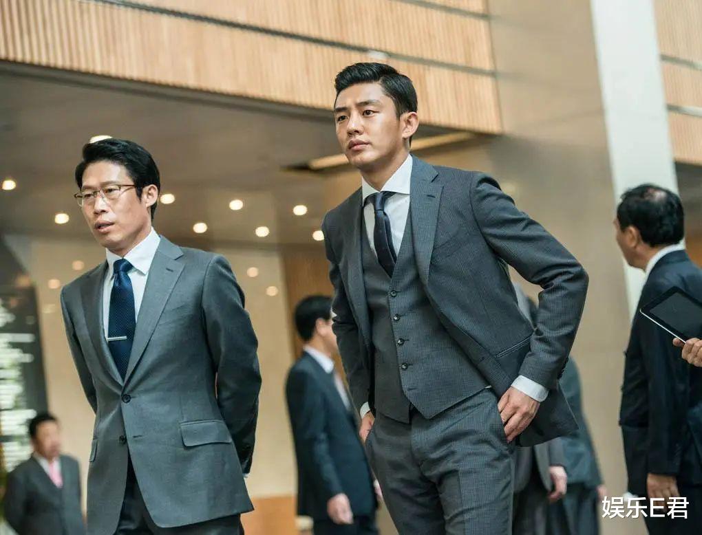 『刘亚仁』刘亚仁公开简洁寓所，独居15年逗猫为乐，靠液体食物解决吃饭问题