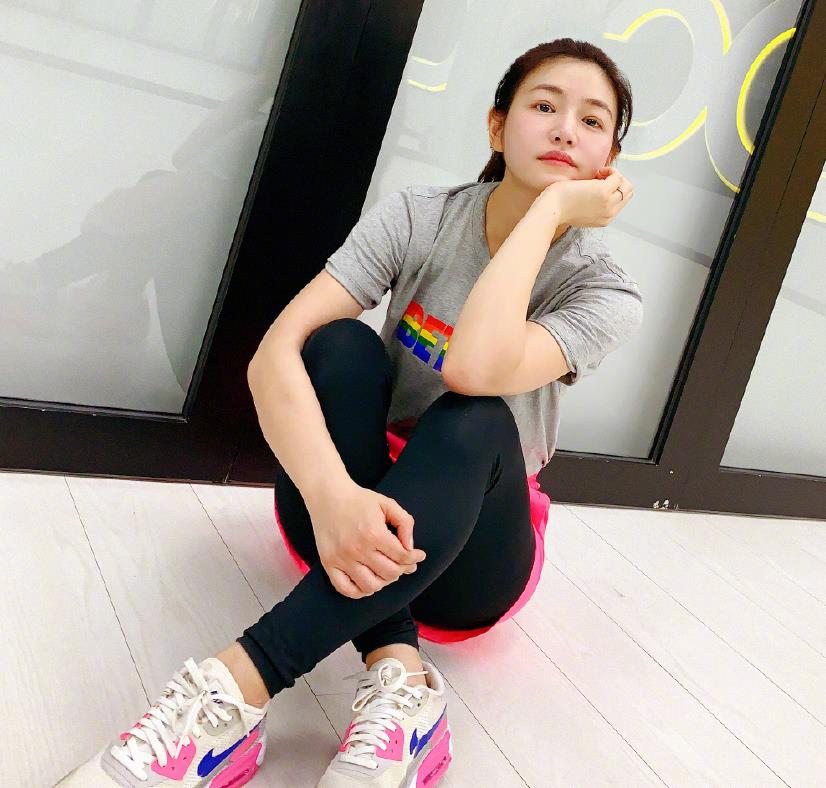 陈妍希|有种惊艳叫陈妍希,减肥后大秀“辣妈腿”,这颜值还配不上陈晓?