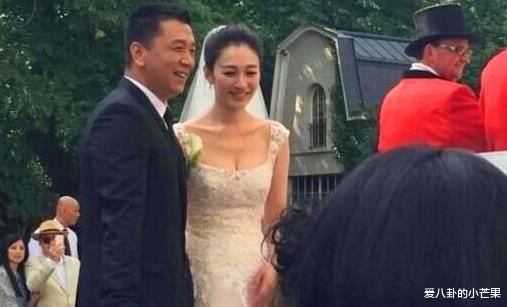 【李小冉】李小冉跟老公罕见合体露面，男方想撒糖却胖到走不动，像极了爸爸牵女儿