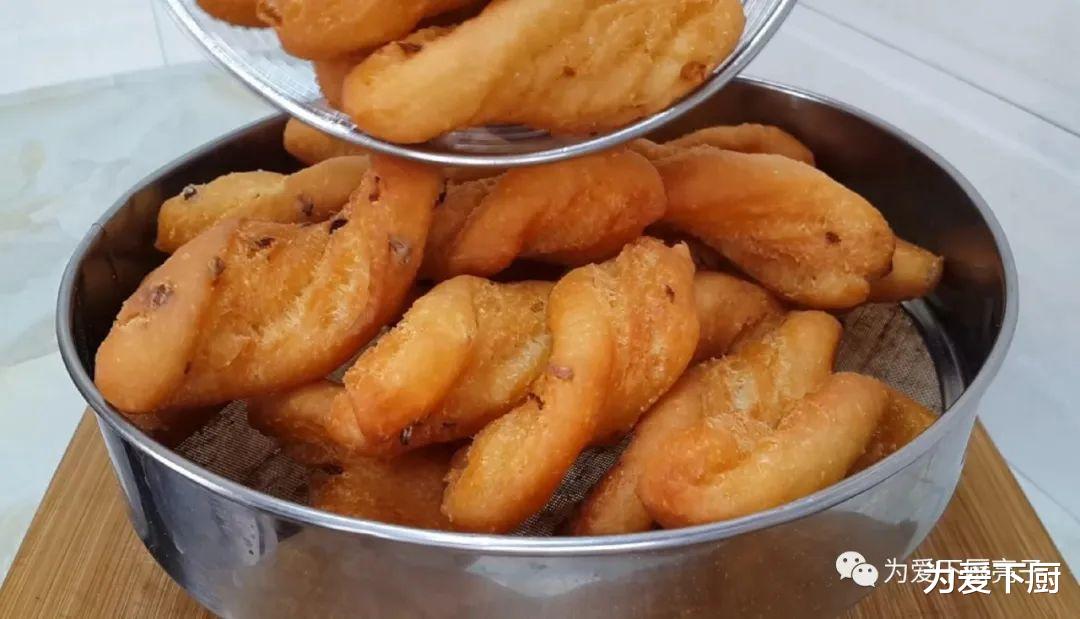 [麻花]以后面粉就这样做，一次炸一锅，个个香酥掉渣，比油条麻花还好吃