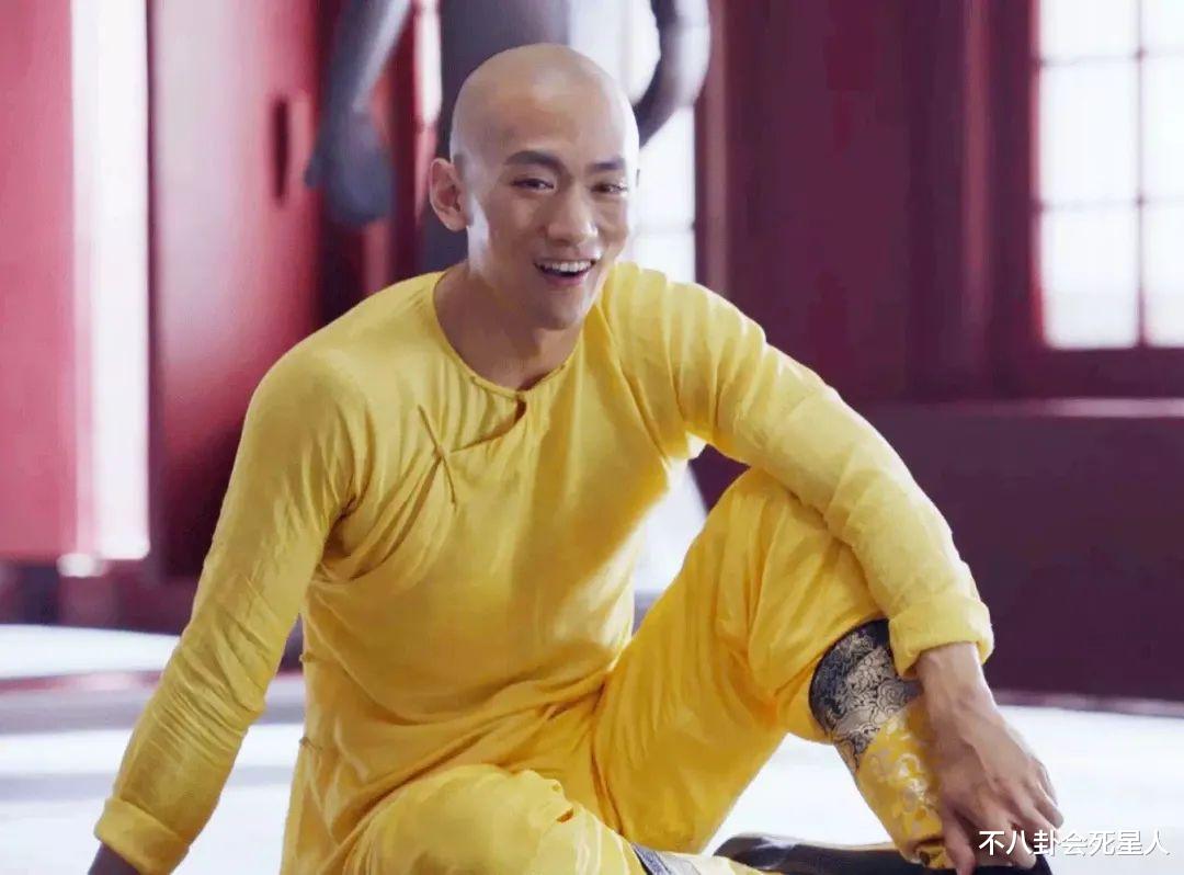 鹿鼎记|新《鹿鼎记》剧组太穷酸？划伤没血口红画，皇宫破烂龙袍线头乱飞