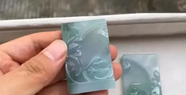 『翡翠』翡翠不分贵贱，不起眼的黑石头翻身做主，6块大牌稳稳的幸福！