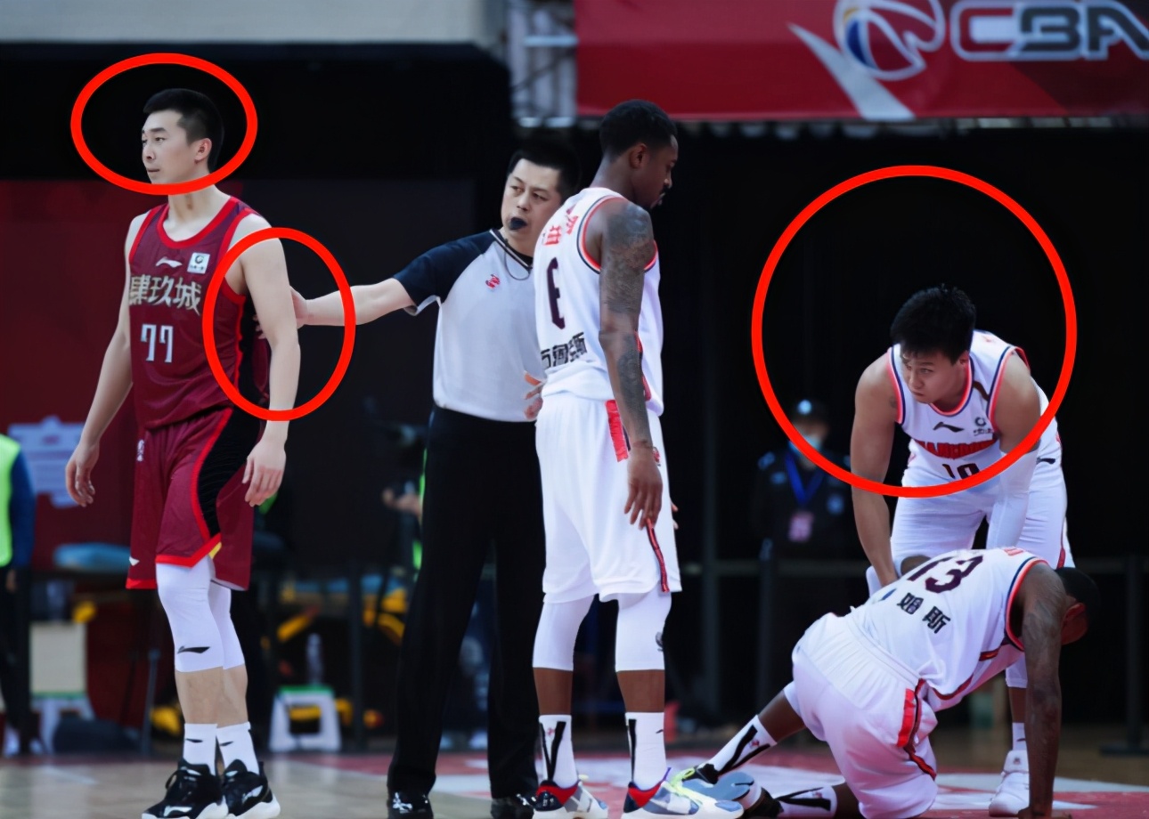 索尼·威姆斯|小细节！45号裁判要求他向威姆斯道歉被拒，3人的表情亮了