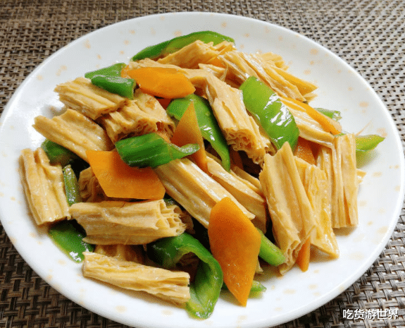 腐竹|炒腐竹我从不用清水泡，教你一招，3分钟腐竹全泡开，又滑又嫩！