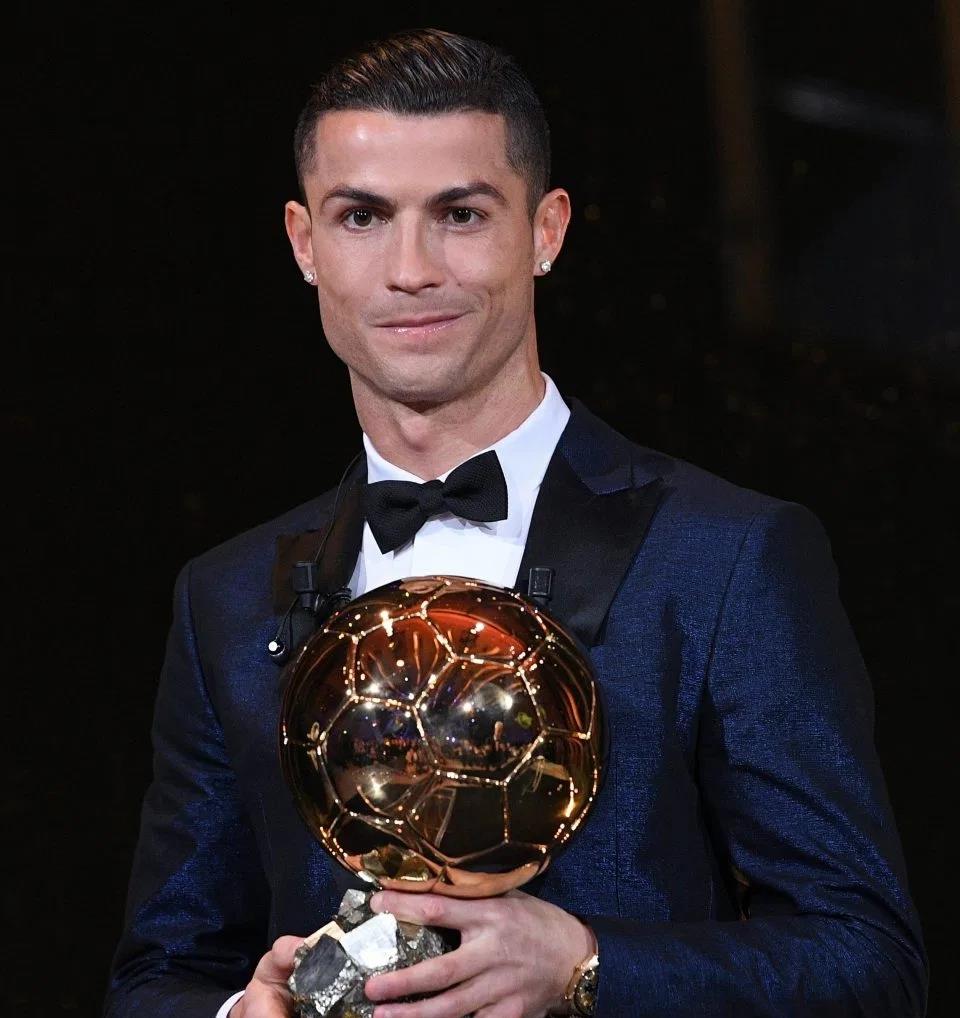 梅西@引争议！太阳报评选十大金球奖：C罗力压梅西排第1，小罗仅第6